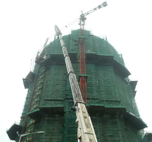 铁门关吊车在工地上作业